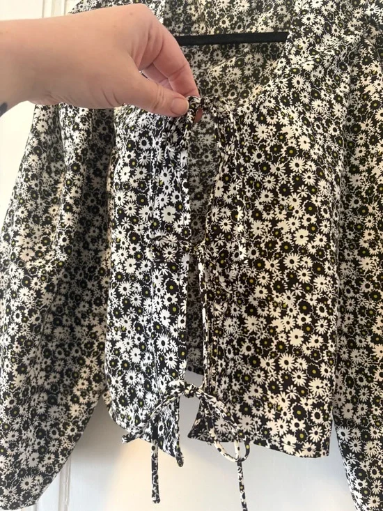 Levi's Black and White Floral Puff Sleeve Top - Picture 2 of 3